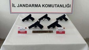 Antalya’da yol kontrolünde kaçak silah operasyonu