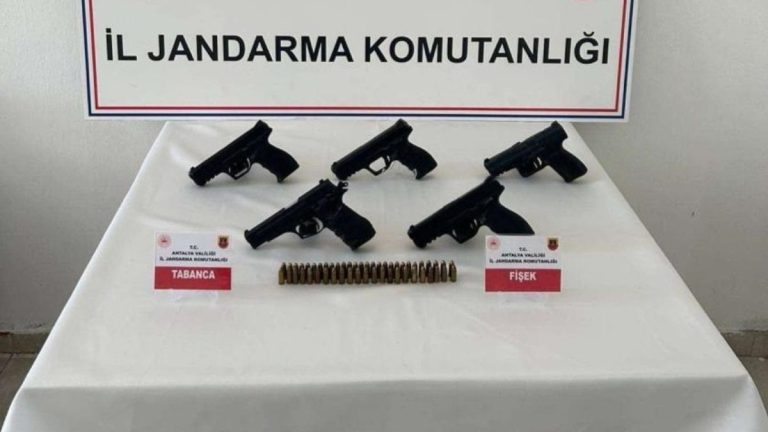 Antalya’da yol kontrolünde kaçak silah operasyonu