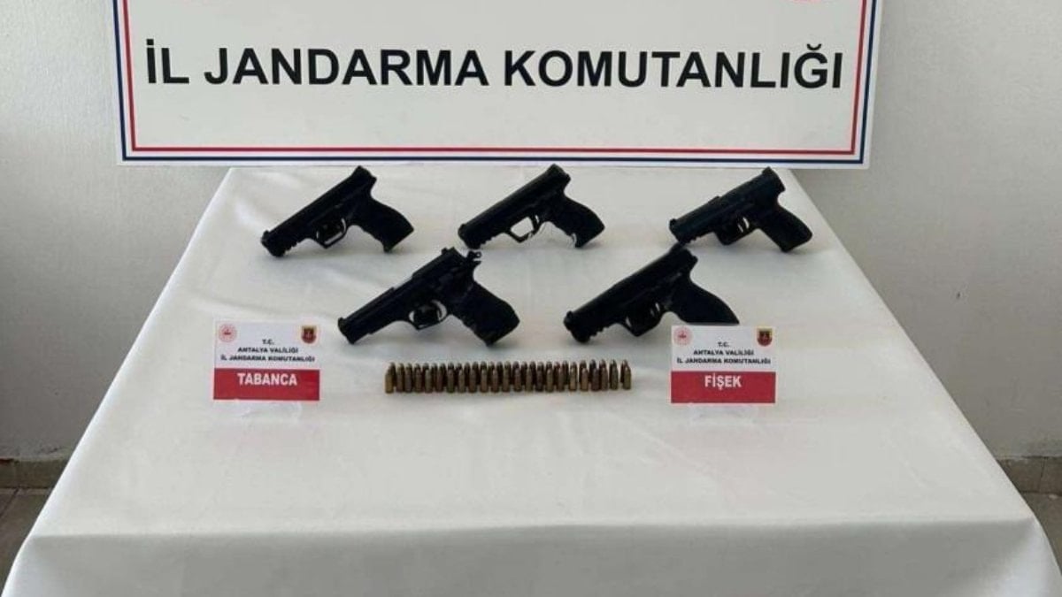 Antalya’da yol kontrolünde kaçak silah operasyonu
