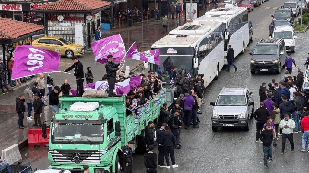 Artvin’de taraftarlar amatör maça kamyon kasasında gitti: O anlar kamerada