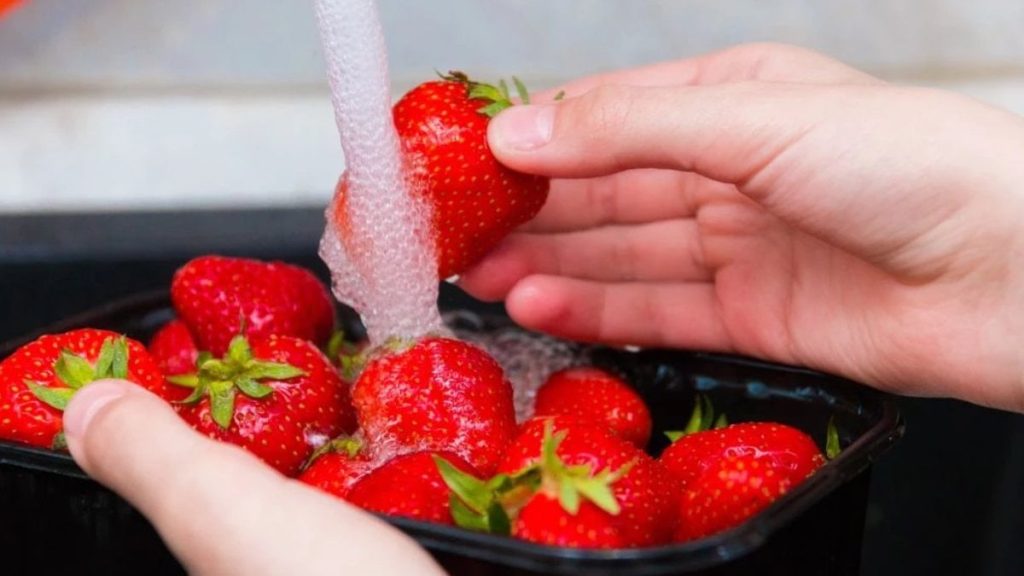 Asla yıkayıp dolaba koymayın: İşte çileklerin ömrünü uzatan saklama sırrı