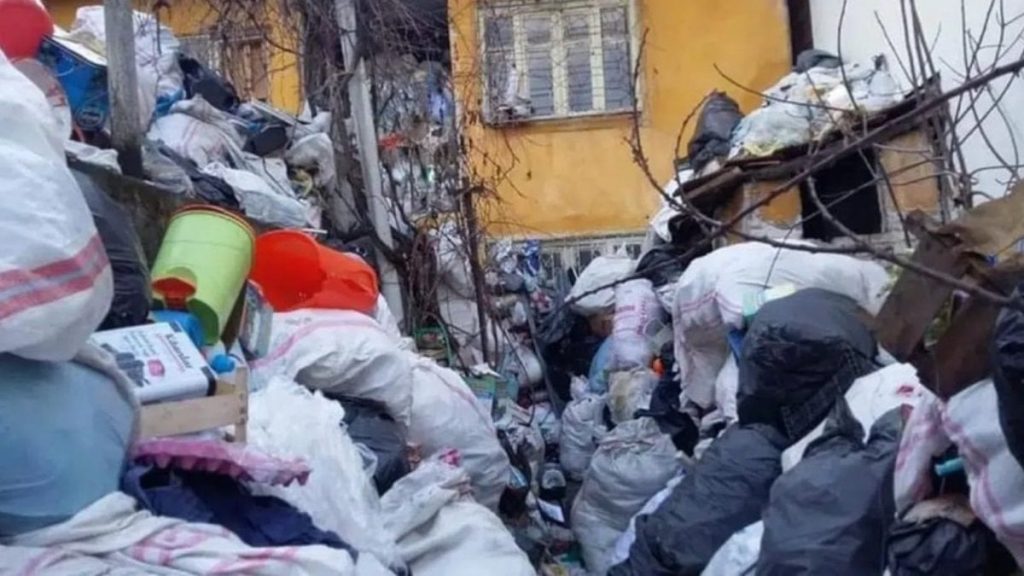 Avcılar’da 4 daire çöp ev oldu: 3 kamyon atık çıkarıldı