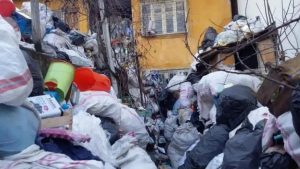 Avcılar’da 4 daire çöp ev oldu: 3 kamyon atık çıkarıldı