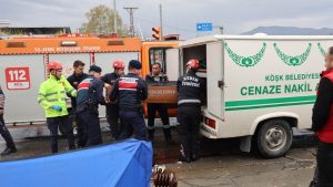 Aydın’da trafik kazasında devrilen elektrik direğinin altında kalarak can verdi