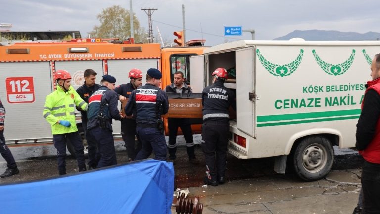 Aydın’da trafik kazasında devrilen elektrik direğinin altında kalarak can verdi