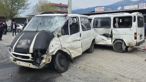 Aydın’da yolcu otobüsü ile minibüs çarpıştı: 1 ölü 3 yaralı