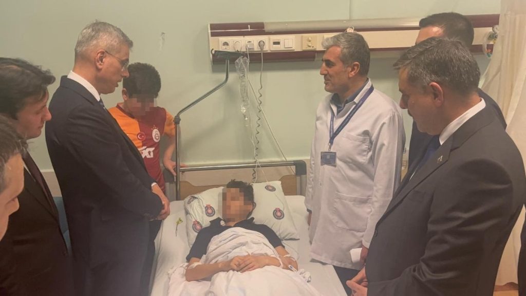 Bakanlar, Kahramanmaraş’taki okul saldırısında yaralanan öğrencileri ziyaret etti