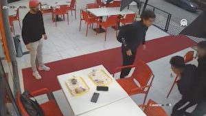 Balıkesir’de bir restoranda Heimlich manevrası kamerada