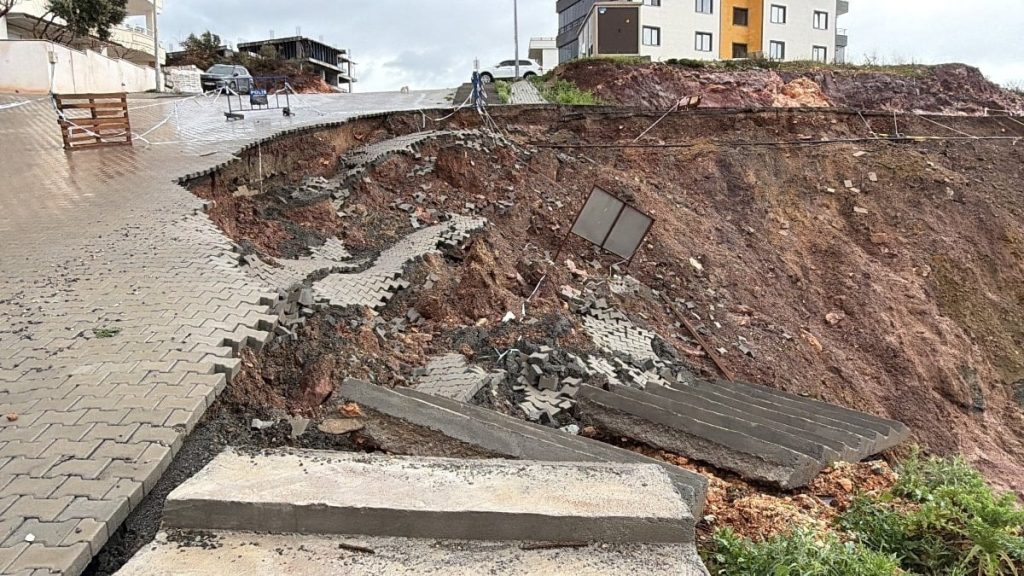 Balıkesir’de yağış sonrası toprak kayması: İnşaat alanında göçük