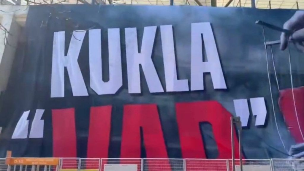 Beşiktaş derbi sonrası stada pankart astı: Kukla VAR!