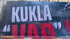 Beşiktaş derbi sonrası stada pankart astı: Kukla VAR!