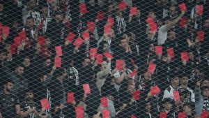 Beşiktaş taraftarından kırmızı kartlı protesto