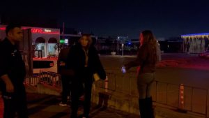 Bursa’da alkollü genç kızlar, benzettikleri sürücüye ve aracına saldırdı