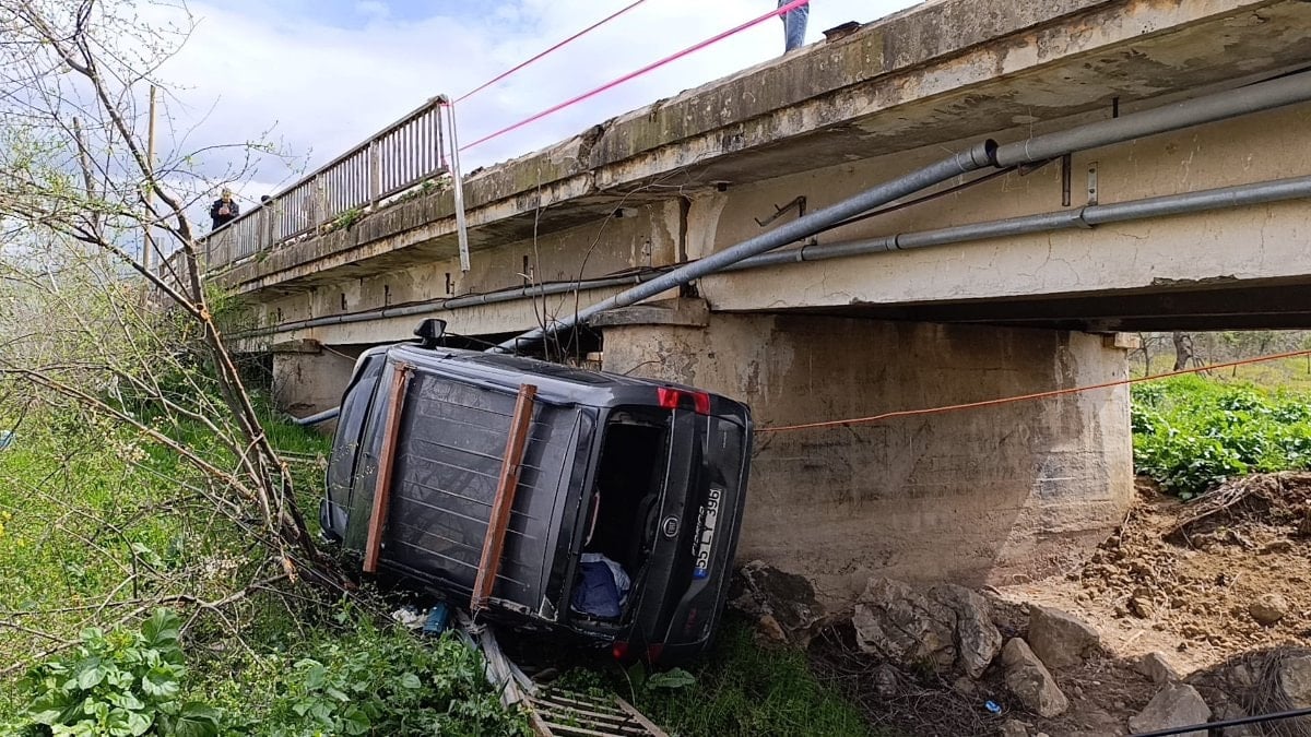 Bursa’da kazada savrulan araç, dere yatağına uçtu