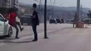 Bursa’da kırmızı ışıkta yola fırladı, son anda kurtuldu