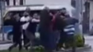 Bursa’da park meselesi yüzünden çıkan kavgada iki grup birbirine girdi