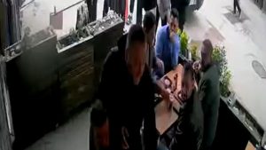 Bursa’da restoranda boğazına yiyecek kaçan kişiyi Heimlich manevrasıyla kurtardı