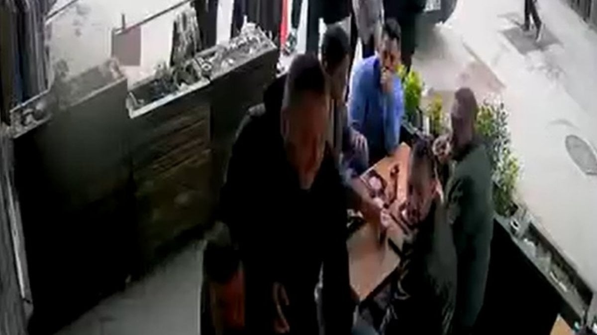 Bursa’da restoranda boğazına yiyecek kaçan kişiyi Heimlich manevrasıyla kurtardı