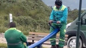 Bursa’da temizlik görevlilerinin tahterevalli eğlencesi kamerada