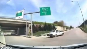 Bursa’da ters yönden giren sürücü kamerada