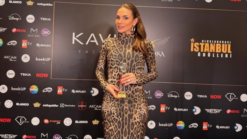 Buse Varol’un transparan tarzı! Ödül Töreni tarzı çok eleştirildi