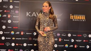 Buse Varol’un transparan tarzı! Ödül Töreni tarzı çok eleştirildi