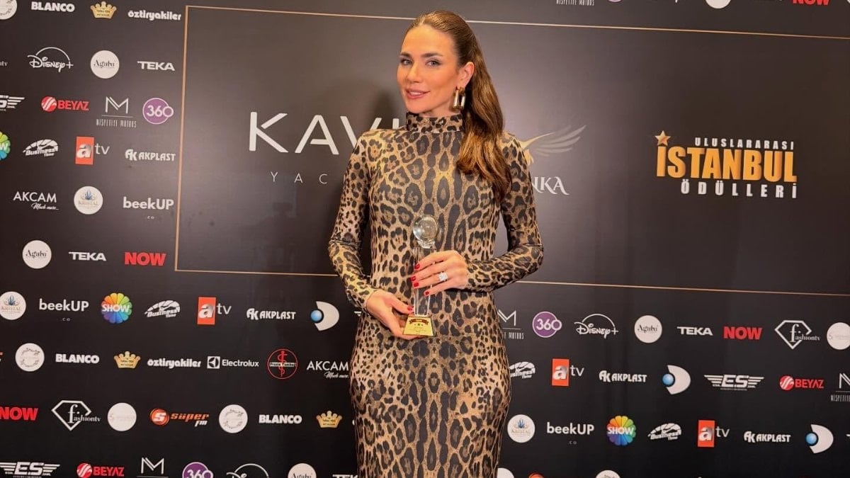 Buse Varol’un transparan tarzı! Ödül Töreni tarzı çok eleştirildi