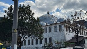 Denizli’de caminin kubbesine çıkan şahıs 2 saatlik çaba ile ikna edildi