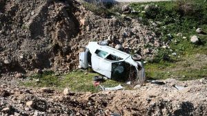 Denizli’de emniyet şeridindeki kamyonete çarpan otomobil yuvarlandı: 4 yaralı