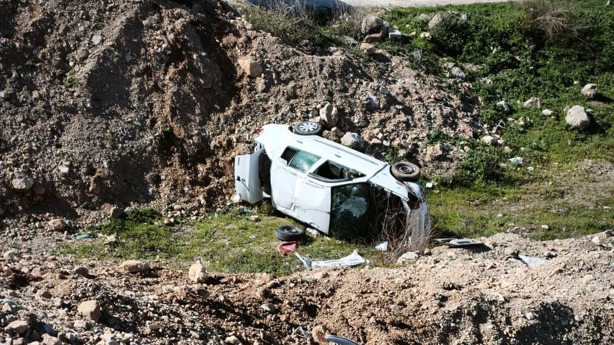 Denizli’de emniyet şeridindeki kamyonete çarpan otomobil yuvarlandı: 4 yaralı