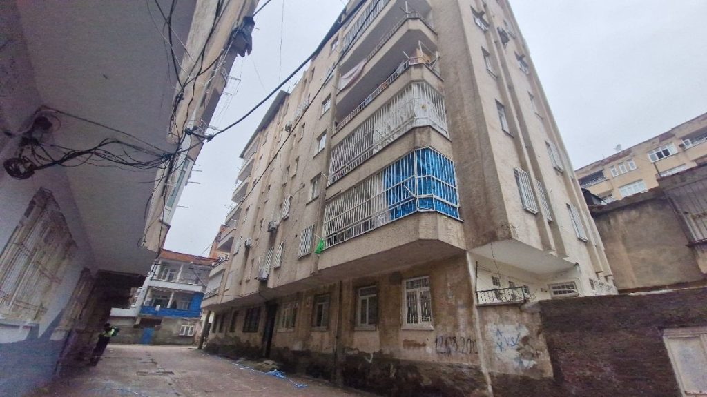 Diyarbakır’da yıkılma tehlikesi olan binadan tahliye