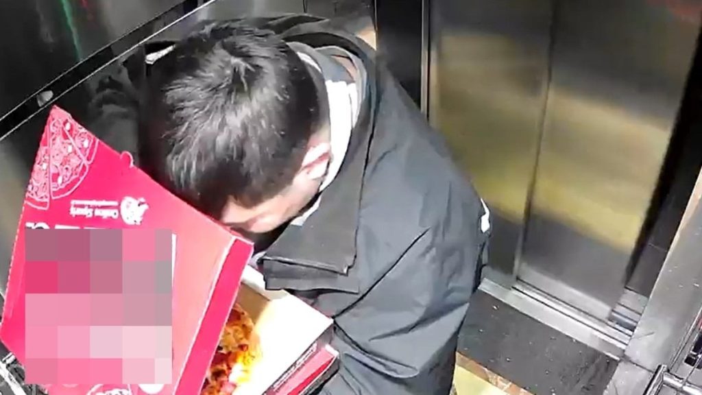 Düzce’de tuvaletini yapan kuryeye asansörü temizlettiler: Polise teslim ettiler