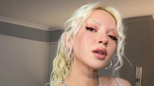 Ece Seçkin’in sahne tarzı gündem oldu! Kostümü eleştirildi