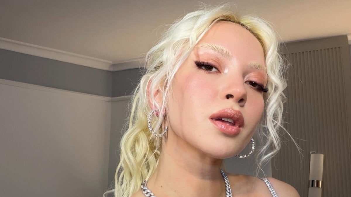 Ece Seçkin’in sahne tarzı gündem oldu! Kostümü eleştirildi