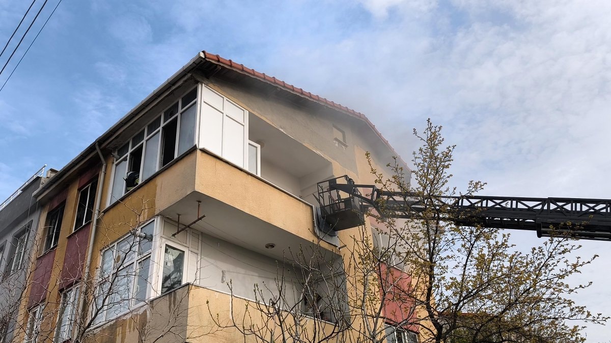 Edirne’de madde bağımlısı şahıs evi yakıp babasını aradı