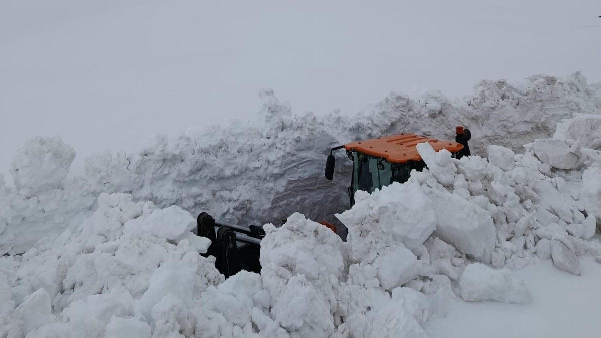 Erzincan’da 4 metreyi aşan karla mücadele