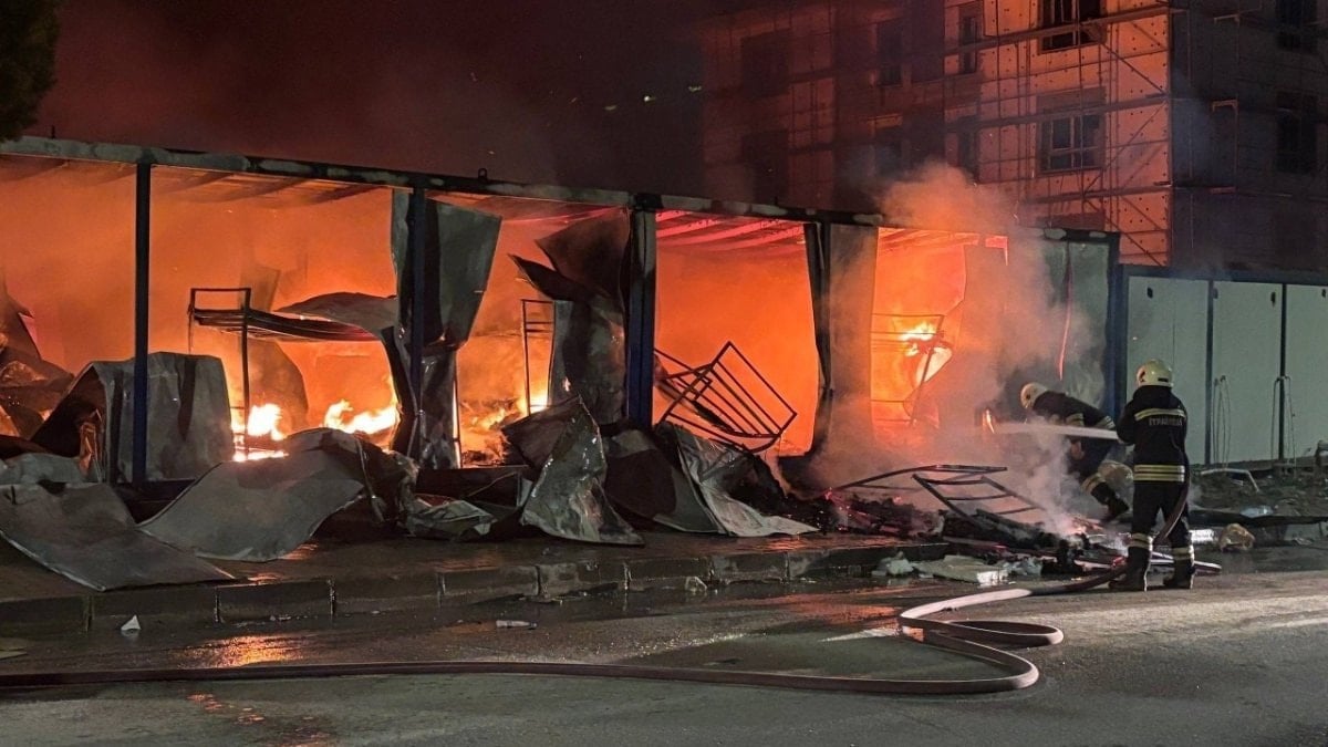 Erzincan’da şantiyede yangın: Konteynerler küle döndü