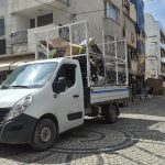 Eskişehir’de dar sokakta hatalı park trafiği kilitledi