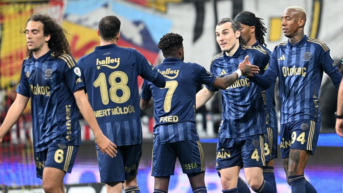 Fenerbahçe’den Galatasaray’ın puan kaybı sonrası paylaşım!