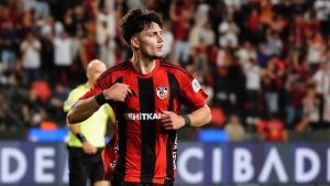 Gaziantep FK’lı futbolcu taraftarla tartıştı: Çocuk odana asarsın…