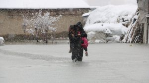 Hakkari’de çocuklarını sırtında okula taşıyor