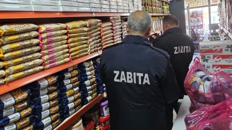 Hakkari’de yarım tonluk bozuk gıda imha edildi