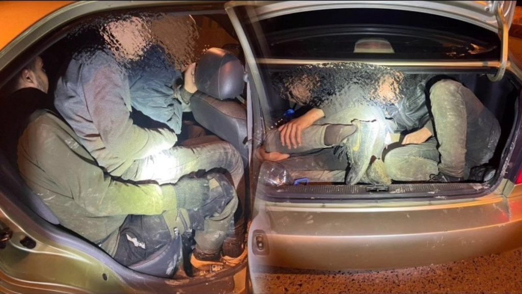 Hatay’da 4 araçtan kaçak göçmen çıktı