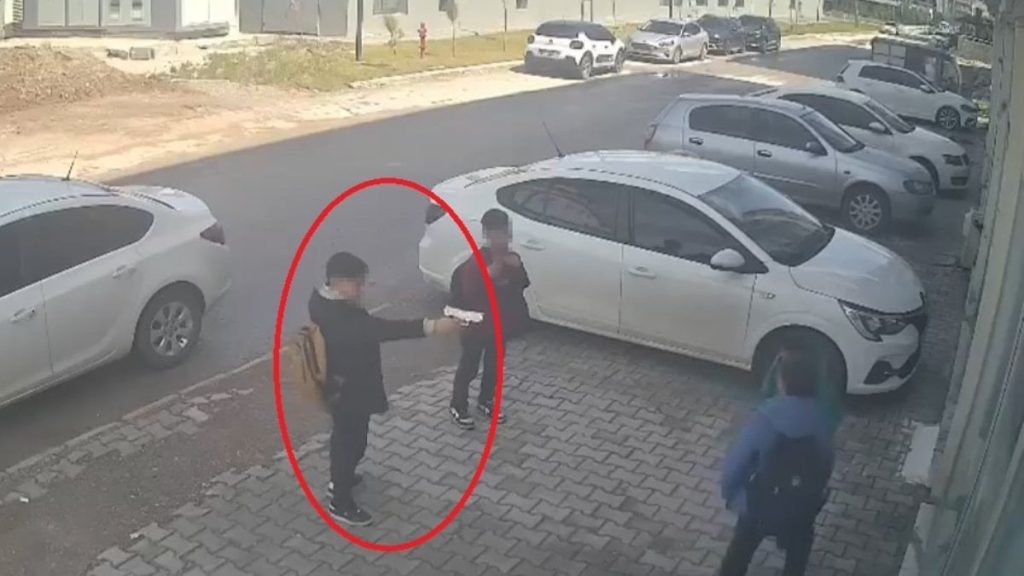 Hatay’da çocuklar, akranlarını tabancayla tehdit edip parasını aldı