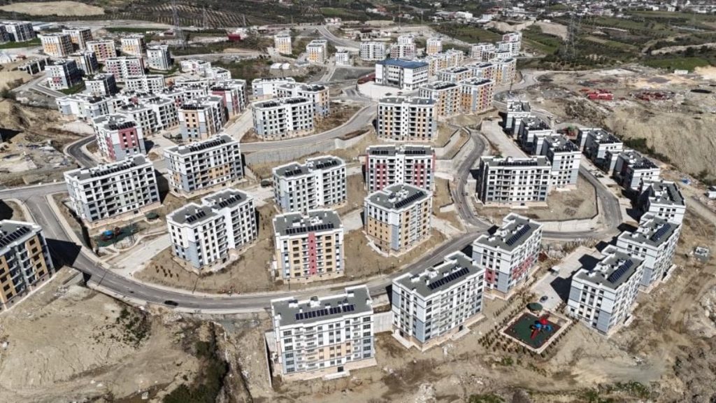 Hatay’da deprem konutları teslim edildi, kiralar dibi gördü