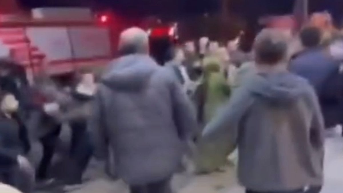 Hatay’da kaza sonrası birbirlerine girdiler: O anlar kamerada