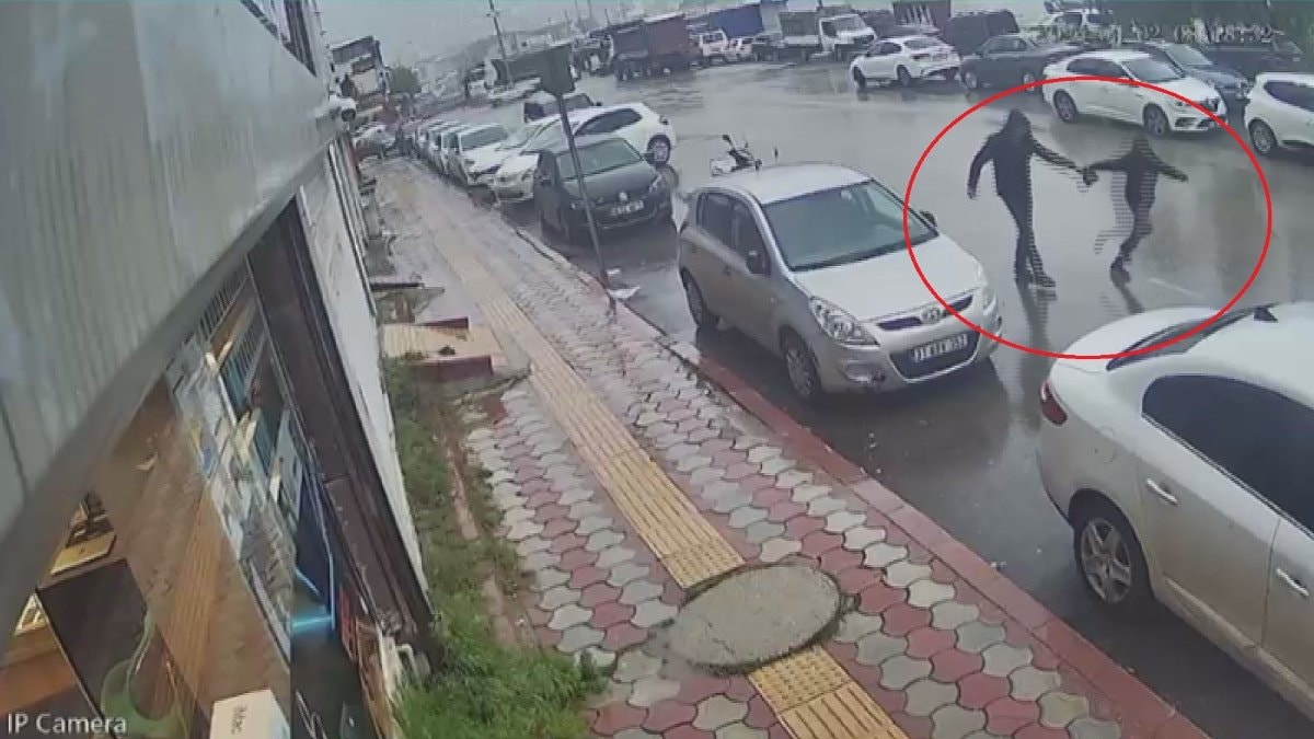 Hatay’da kuyumcu kapkaççıya parasını kaptırmamak için direndi