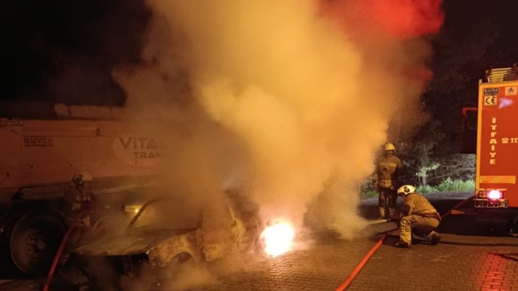 Hatay’da park halindeki otomobil yandı