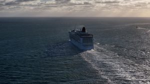 İlk kez bir yolcu gemisi Hürmüz’den geçti