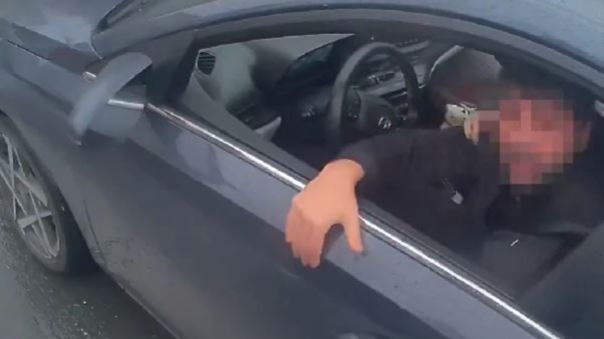 İstanbul trafiğinde sinirler gerildi: Motosiklet sürücüsüne taciz ve hakaret